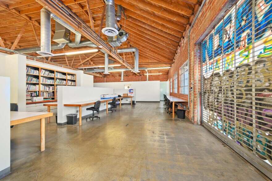 More Photos Of 2201 S Carmelina Ave, Los Angeles Loft Creative Space For Lease