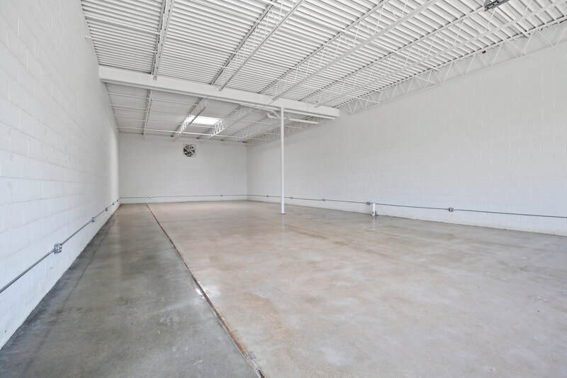 More Photos Of 4744 Gretna St, Dallas Showroom For Lease