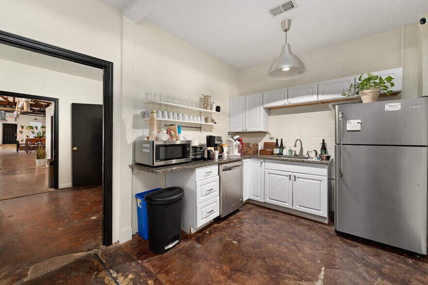 More Photos Of 1408 E 13th St, Austin Loft Creative Space For Lease