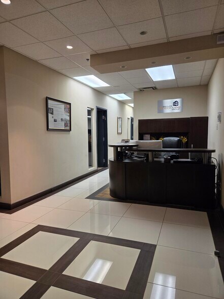 More Photos Of 4360 Ch de la Côte-de-Liesse, Mt Royal Showroom For Lease