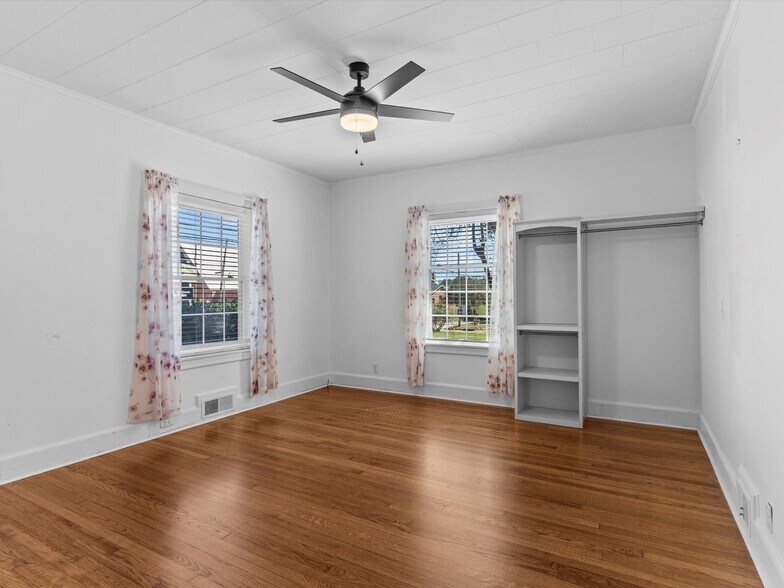 More Photos Of 302 W College St, Enterprise Flex For Sale