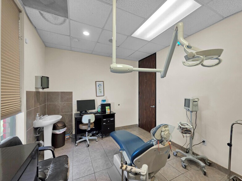 More Photos Of 6429 Fairmont Pky, Pasadena Office For Sale