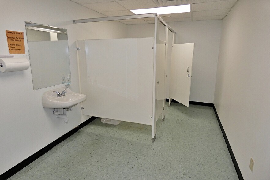 More Photos Of 10 W Main St, Lancaster Flex For Lease