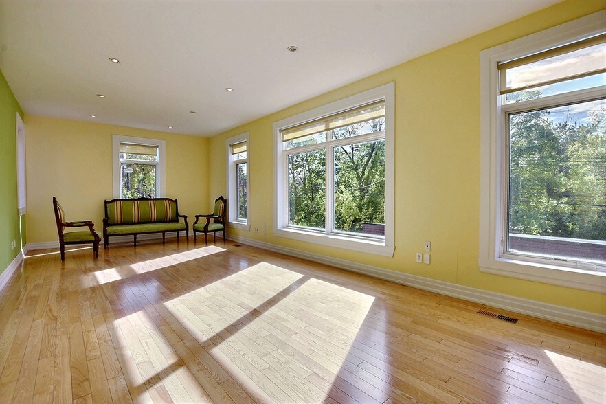 More Photos Of 510-512 Décarie Boul, Saint-Laurent Loft Creative Space For Sale