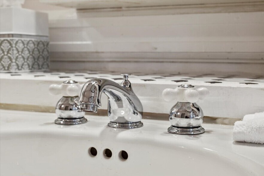 More Photos Of 49 Florida Ave, Amsterdam Hospitality For Sale