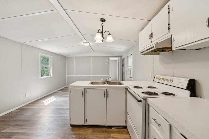 More Photos Of 9314 Beeler Ct, Bon Aqua Manufactured Housing Mobile Home Park For Sale