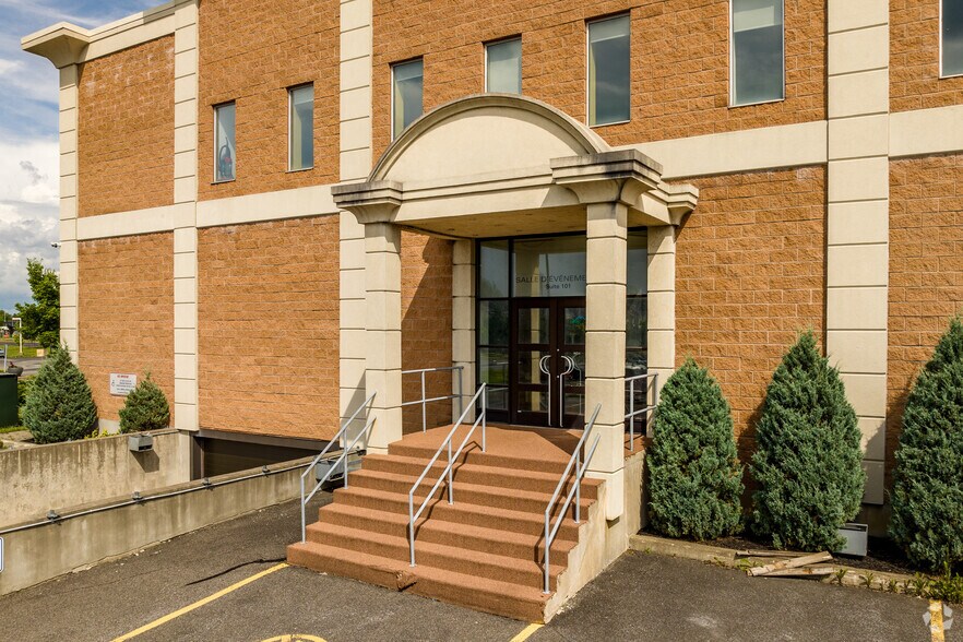 More Photos Of 9420 Boul Taschereau, Brossard Freestanding For Lease