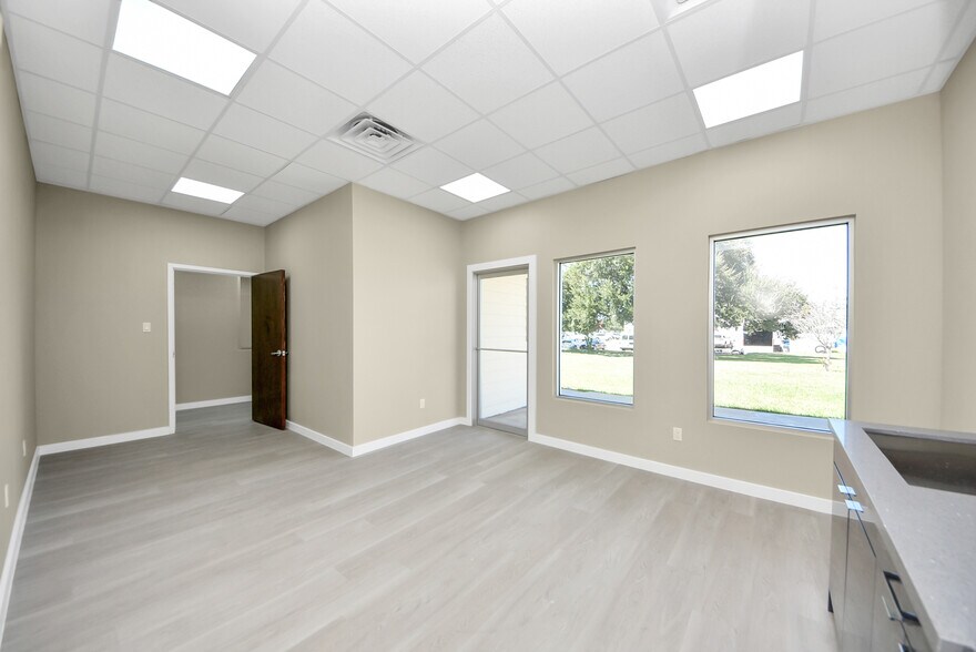 More Photos Of 1563 Live Oak St, Webster Office For Sale