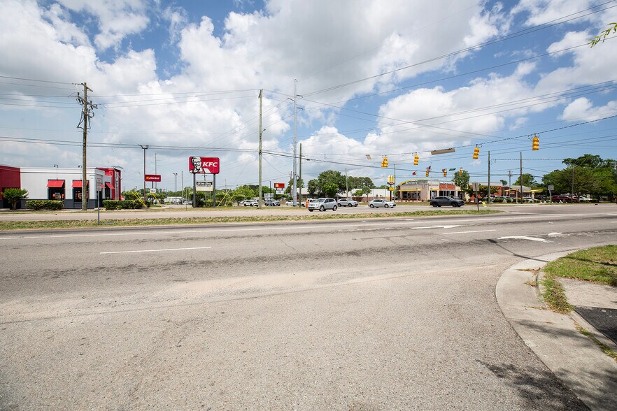 More Photos Of 511 Shipyard Blvd, Wilmington Office For Sale