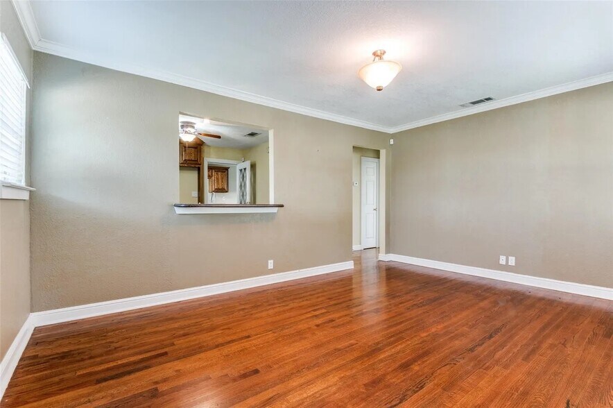 More Photos Of 1003 FM664 Ferris, TX, Red Oak Office For Sale