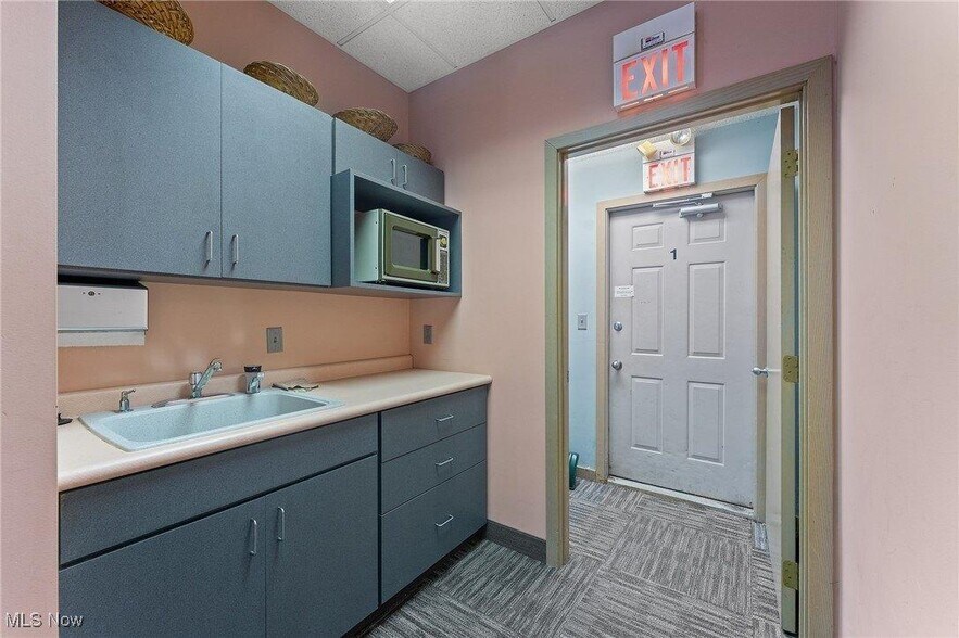 More Photos Of 925 Trailwood Dr, Youngstown Medical For Sale