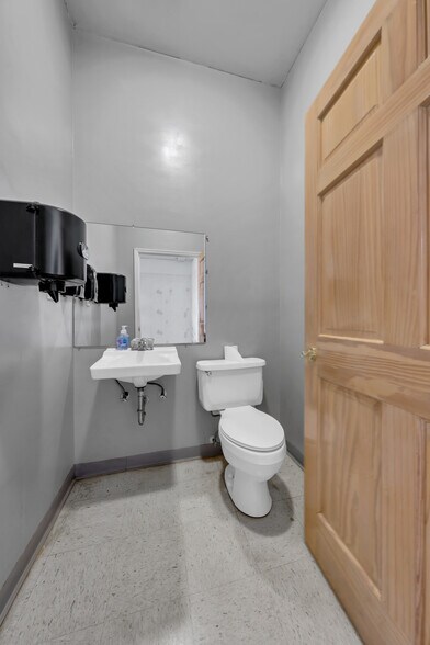 More Photos Of 25 Woodbury Hwy, Manchester Freestanding For Lease