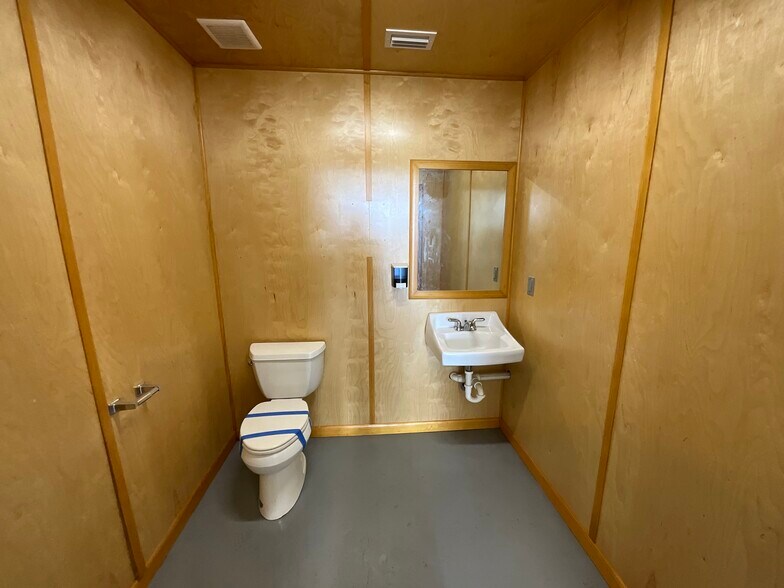 More Photos Of 2611 E 6th St, Panama City Warehouse For Sale