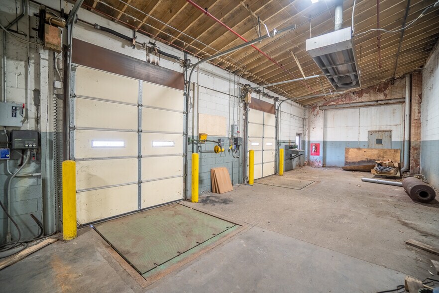 More Photos Of 190 E Polk St, Orleans Manufacturing For Lease