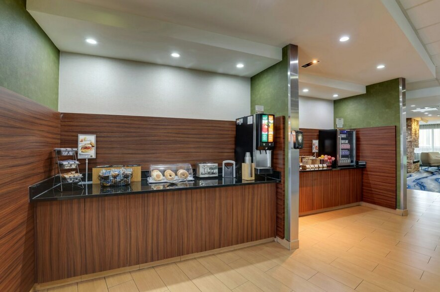 More Photos Of 1111 N Lorraine St, Hutchinson Hotel For Sale