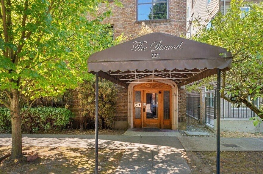 Primary Photo Of 221 Belmont Ave E, Seattle Apartments For Sale
