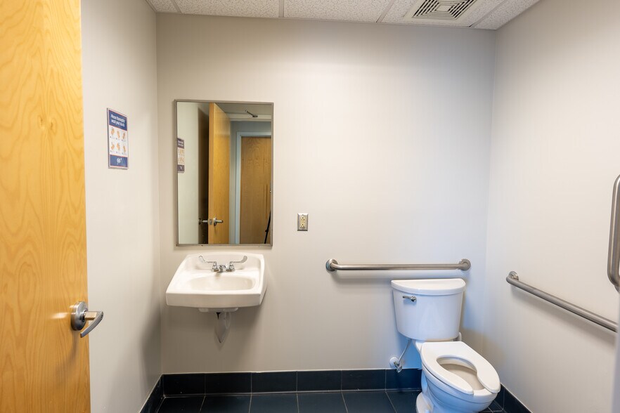 More Photos Of 3921 Western Blvd, Raleigh Auto Repair For Sale