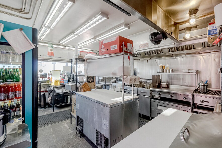 More Photos Of 2011 Ocean Front Walk, Venice Restaurant For Sale