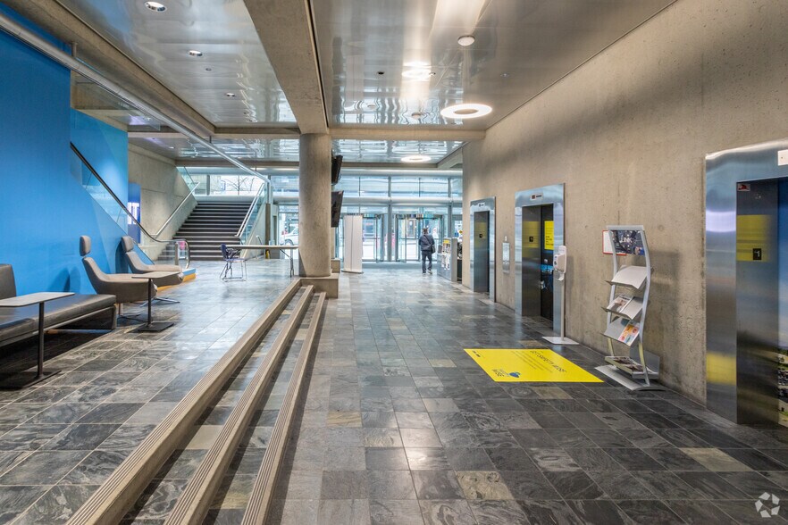 More Photos Of 555 Seymour St, Vancouver Schools For Lease