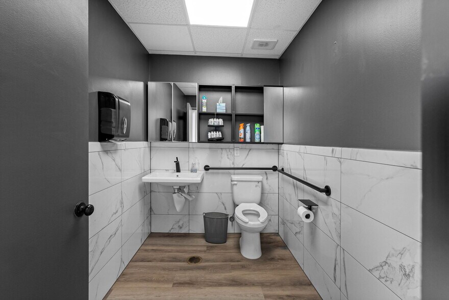 More Photos Of 4412 W Osborne Ave, Tampa Light Distribution For Lease