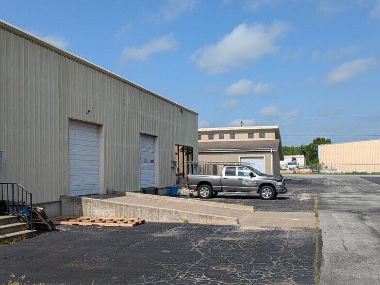 More Photos Of 2154 N Fox Hollow Dr, Nixa Warehouse For Lease