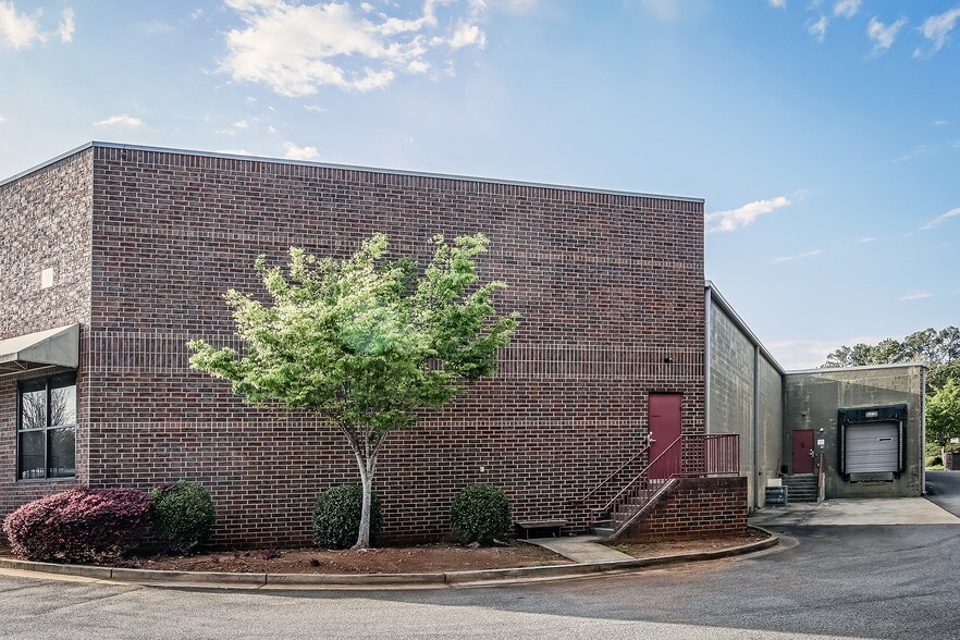 More Photos Of 1890 W Oak Pky, Marietta Showroom For Lease