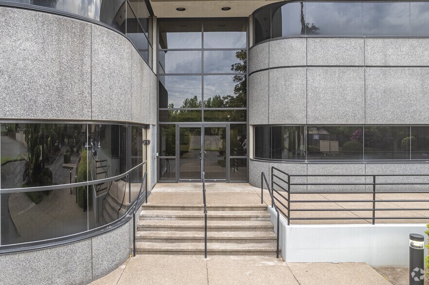 More Photos Of 2295 Coburg Rd, Eugene Office For Lease