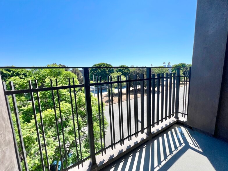 More Photos Of 8811 Burton Way, Los Angeles Apartments For Sale