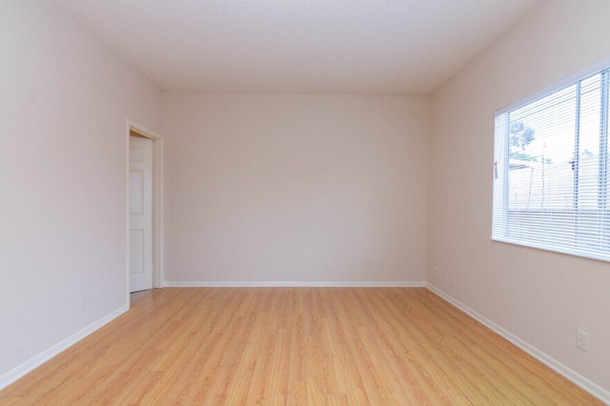 More Photos Of 404 Lincoln Ave, Glendale Apartments For Sale