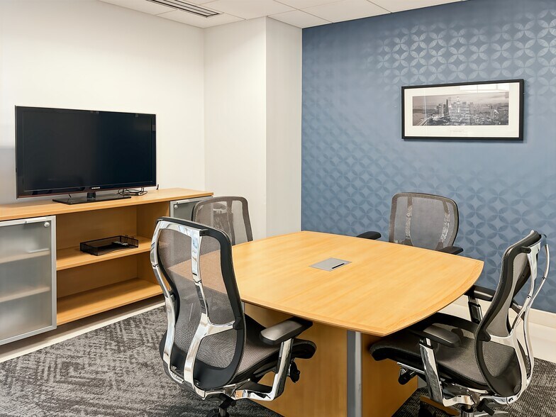 More Photos Of 915-939 W North Ave, Chicago Coworking Space