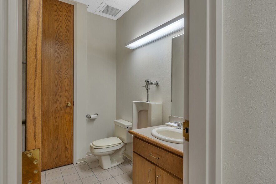 More Photos Of 400 W Houston St, Marshall Office For Sale