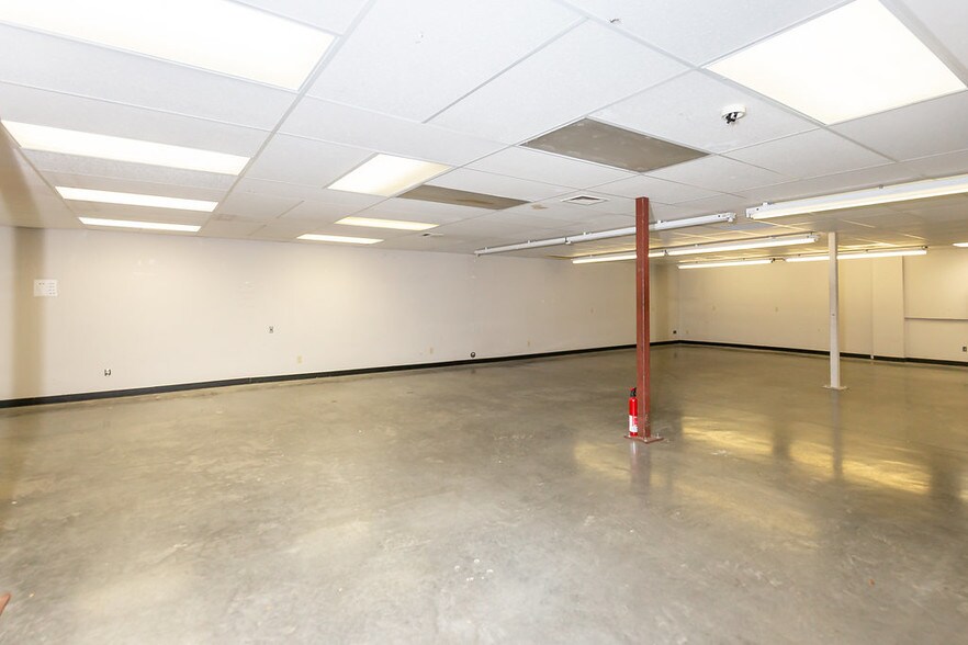 More Photos Of 8901 Washington St, Kansas City Showroom For Sale