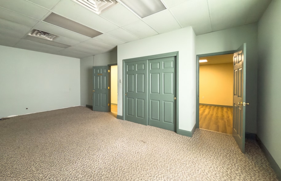 More Photos Of 6704 Williamson Rd, Hollins Storefront For Sale