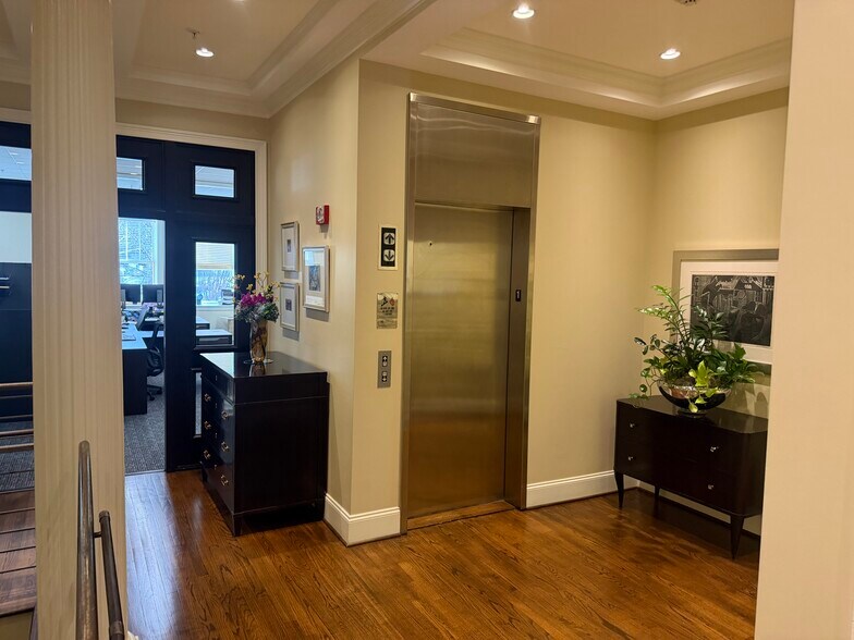 More Photos Of 516 N Tryon St, Charlotte Office For Sale