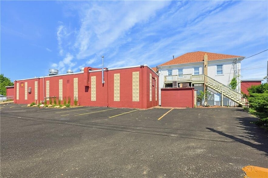 More Photos Of 955 W Shore Rd, Warwick Restaurant For Sale