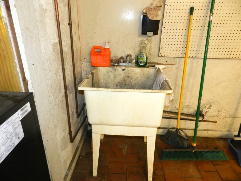 More Photos Of 601 E Main St, Montrose Freestanding For Sale
