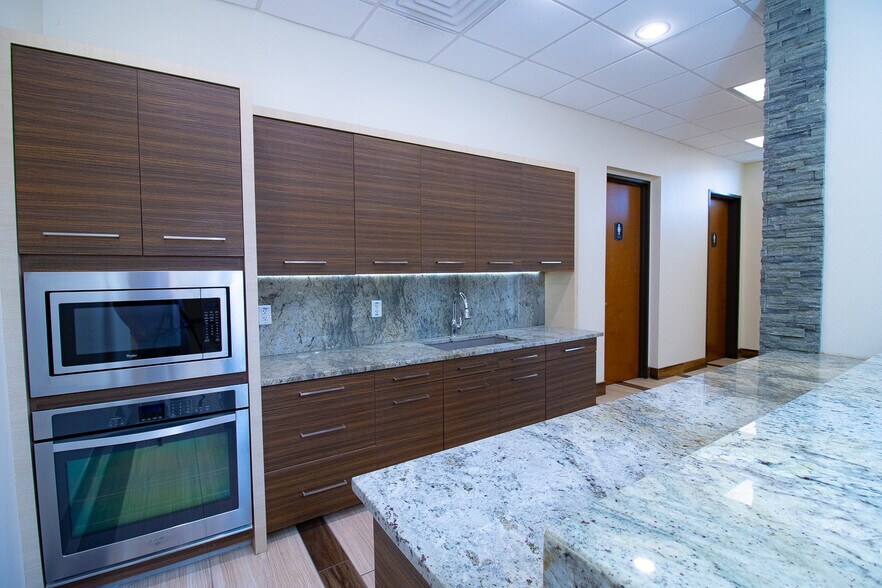 More Photos Of 183 Cole St, Dallas Showroom For Lease