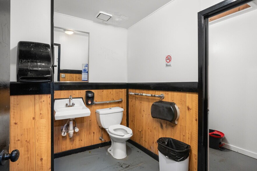 More Photos Of 323 Wall St, Kingston Theater Concert Hall For Lease
