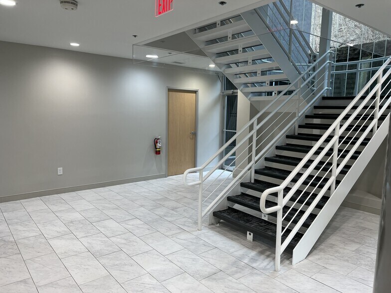 More Photos Of 2060 Reading Rd, Cincinnati Office For Sale