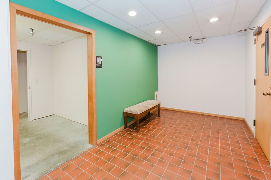 More Photos Of 1040 NE Hostmark St, Poulsbo Office For Sale