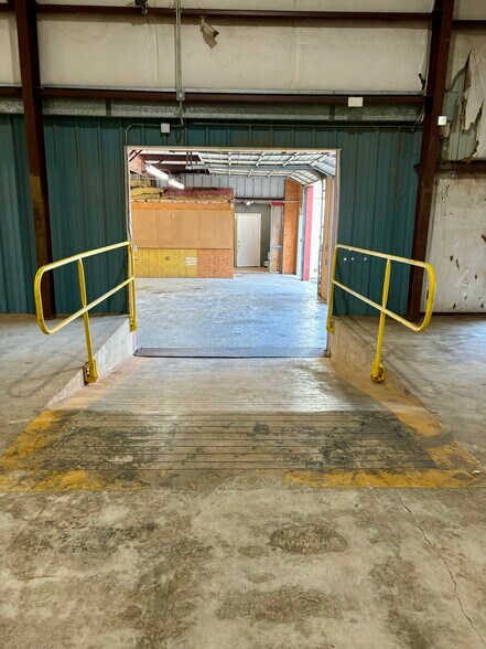 More Photos Of 2340 W R Larson Rd, San Antonio Manufacturing For Lease