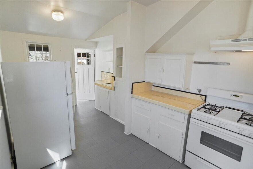 More Photos Of 577 N Boylston St, Los Angeles Apartments For Sale