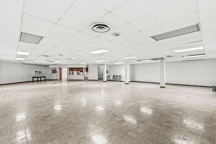 More Photos Of 101 S Anderson St, Elwood Restaurant For Sale