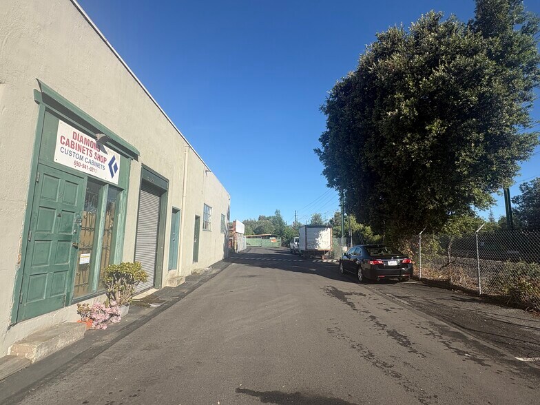 More Photos Of 126 San Antonio Cir, Mountain View Freestanding For Lease