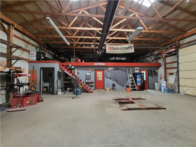 More Photos Of 569 W Valley St, Granby Auto Repair For Lease