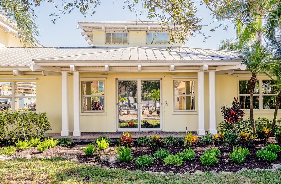 More Photos Of 525 8th St W, Bradenton Office For Sale