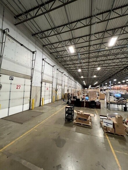 More Photos Of 7765 National Tpke, Louisville Warehouse For Lease