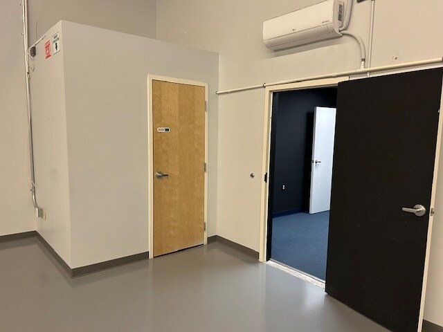 More Photos Of 7 Perimeter Rd, Manchester Light Manufacturing For Lease