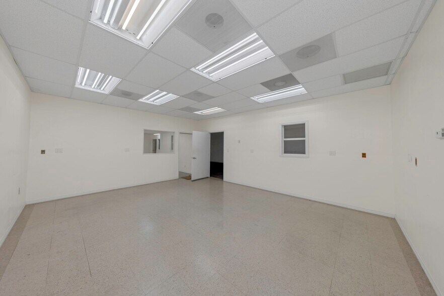 More Photos Of 565 Frederica Ln, Dunedin Warehouse For Lease