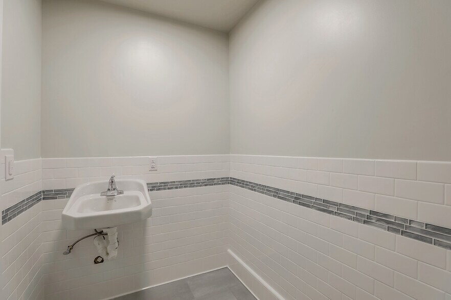 More Photos Of 190 Washington Blvd, Fremont Freestanding For Lease